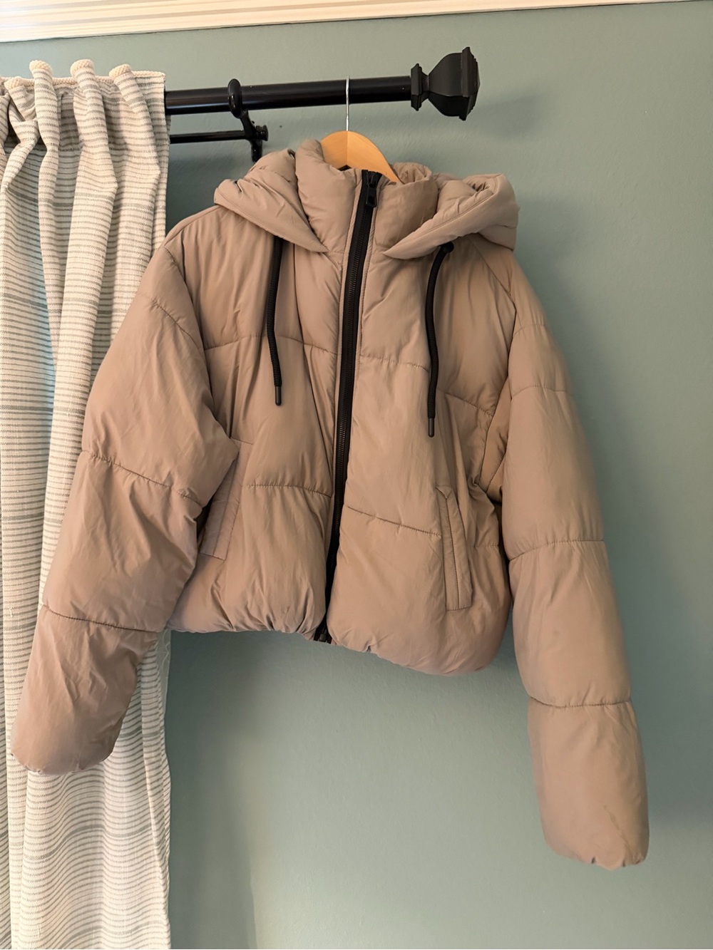 Forever 21 Cropped Hooded Puffer Jacket in Taupe size L